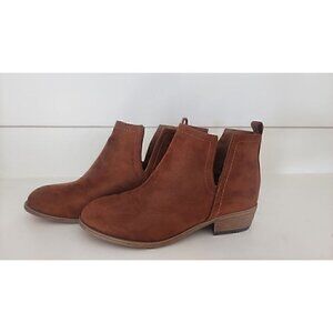 WOMEN'S JOURNEE COLLECTION CAMEL RIMI SIDE SLIT BOOTIES/NWOB, SIZE 8